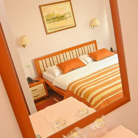 Hotel Trogir فندق 3*